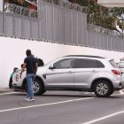 Miembros de la Policía Nacional inspeccionaron dos vehículos a la salida del aeropuerto de Guayaquil.