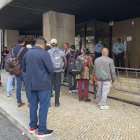Colas frente a una de las oficinas de la Agencia para la Integración, Migraciones y Asilo (AIMA) en Lisboa este jueves, 23 de octubre de 2025.