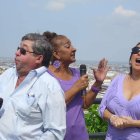 Mimo Cava con Azucena Mora y Prisca Bustamante.