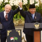 El presidente brasileño, Luiz Inácio Lula da Silva (izq.), y el presidente indonesio, Prabowo Subianto (der.), en el Palacio Presidencial en Yakarta, Indonesia, el 23 de octubre de 2025.