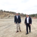 Gerentes de la empresa Duragas caminan en el terreno donde se edificará la nueva planta.