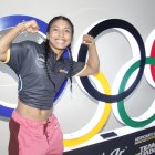 Lucía Yépez posa junto a los aros olímpicos previo a viajar a Venezuela el miércoles 22 de octubre.