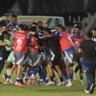 Los jugadores de Emelec felicitan al portero Pedro Ortiz, quien fue figura en la clasificación a las semifinales de la Copa Ecuador.