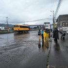 El ECU 911 informó que la obstrucción de alcantarillas y sumideros provocó la inundación de la av. Panamericana Sur.