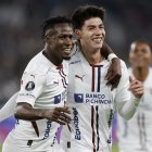 Leonel Quiñónez y Gabriel Villamil en el festejo del primer gol de Liga de Quito ante Palmeiras.