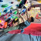 Anadir Mera, escalador quiteño, durante un entrenamiento en el gimnasio Monodedo.