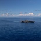 Fotografía cedida que muestra el buque USS Iwo Jima (LHD 7) navegando en el Mar Caribe durante un ejercicio con fuego real.