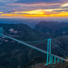 El Puente del Gran Cañón de Huajiang, inaugurado en China, ostenta el récord de ser el más alto del mundo con 625 metros sobre el río Beipan.