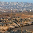 Fotografía del 21 de octubre de 2025 que muestra tanques israelíes reunidos \\cerca de la frontera con la Franja de Gaza, en el sur de Israel.