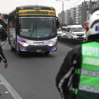 Policías custodian un bus de servicio público este 6 de octubre de 2025, en Lima (Perú).