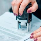 Es un delito que conlleva prisión, multas y reparaciones, de acuerdo con la normativa vigente.