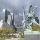 Fotografía que muestra una escultura frente a la sede de la Organización de las Naciones Unidas (ONU), en Nueva York (Estados Unidos).
