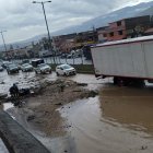 La avenida Simón Bolívar, a la altura de Aguacate en Guayllabamba, permanece parcialmente habilitada por acumulación de agua y lodo.