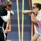 Lamine Yamal e Ibai Llanos haciéndose gestos tras el final del partido.