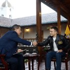 El presidente Daniel Noboa saluda con el periodista Fernando del Rincón.