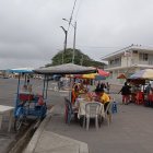 Hay comerciantes que ofrecen sus productos los fines de semana en el malecón de Playas.