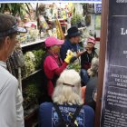 Curiosidad. Una visitante se animó a probar un jugo de mora en el mercado San Francisco.