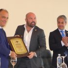 Tebas (i), presidente de LaLiga española, junto a Loor durante la inauguración de la LigaPro, en 2018.