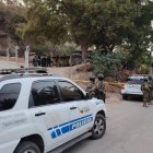 Presencia policial y militar en los exteriores de la cantina donde ocurrió la masacre en Rocafuerte.