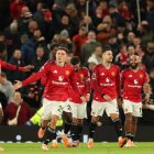 Bryan Mbeumo del Manchester United (d) festejó con sus compañeros la victoria balsámica del equipo.