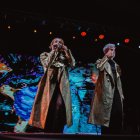 El dúo argentino Miranda! ofreció un espectáculo lleno de teatralidad, pop y nostalgia.