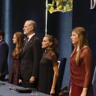 Los reyes Felipe VI y Letizia junto a la princesa Leonor y la infanta Sofía, y el presidente del Principado de Asturias, Adrián Barbón, durante la ceremonia de entrega de los Premios Princesa de Asturias, en el Teatro Campoamor de Oviedo. EFE/Ballesteros