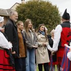 Los reyes, la princesa de Asturias y la infanta Sofía durante su visita a Valdesoto, en el concejo de Siero, este sábado, donde la heredera de la Corona entregará el Premio al Pueblo Ejemplar.