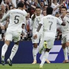 El delantero del Real Madrid Kylian Mbappé (c) celebró su gol contra el Barcelona, durante el partido de la décima jornada de LaLiga EA Sports.