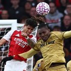 Piero Hincapié (i) jugó los últimos 8 minutos con Arsenal y se estrenó en la Premier League con una victoria 1-0 ante Crystal Palace.