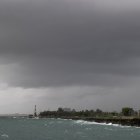 AME1672. SANTO DOMINGO (REPÚBLICA DOMINICANA), 25/10/2025.- Fotografía de la lluvia durante el paso del huracán Melissa este sábado, en Santo Domingo (República Dominicana). Melissa se convirtió en huracán categoría 1 este sábado en el Caribe, donde se espera que gane intensidad rápidamente hasta llegar a ser una peligrosa tormenta que llevará fuertes lluvias a Jamaica y porciones de la Española, informó el Centro Nacional de Huracanes (NHC). EFE/ Orlando Barría