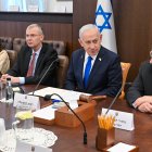 Netanyahu sigue aplazando su juicio ante la justicia.