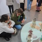 La exposición reúne esculturas, instalaciones, piezas sonoras y más.