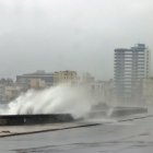 Fotografía de archivo que muestra el oleaje en el malecón de La Habana (Cuba).
