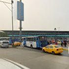 En los andenes para buses de transporte público, en la terminal terrestre de Guayaquil, está prohibido el ingreso de autos y motos.