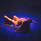 a pieza se estructura a través de nueve cuadros que conforman una secuencia fluida de imágenes y atmósferas.