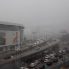 Vehículos transitan por la avenida John F. Kennedy bajo la lluvia provocada por el huracán Melissa este lunes, en República Dominicana.
