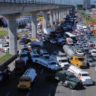Fotografía aérea del colapso del tránsito debido a un bloqueo de transportistas de agua este lunes, en una carretera del municipio de Lerma (México).