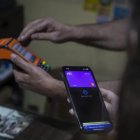 Sao Paulo. Un cliente realiza una compra mediante el método de proximidad del teléfono móvil.