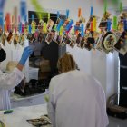 Estudiantes de la Universidad de Bellas Artes trabajan en la restauración de foto familiares dañadas por el barro durante la inundación y las cuelgan en tendederos en Valencia.