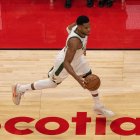 Giannis Antetokounmpo de los Bucks ha tenido un inicio positivo con un promedio de 36 puntos.