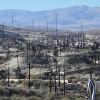 Las bombas extractoras extraen petróleo de los pozos del campo petrolífero Midway-Sunset, el más grande de California, en Fellows, cerca de Taft, el 17 de octubre de 2025.