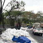 Sacos de sal cayeron de un tráiler sobre la oreja vial que conecta la vía a la costa con la Perimetral, en Guayaquil, la mañana de este martes 28 de octubre.