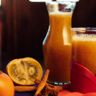 El canelazo, una mezcla caliente de aguardiente, panela, canela y jugo de fruta (a menudo naranjilla), se ha convertido en el orgullo ecuatoriano al entrar al Top 10 de cócteles de TasteAtlas 2025.