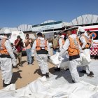 Imagen cuerpos de palestinos no identificados, devueltos por Israel, antes de un funeral multitudinario en el sur de la Franja de Gaza, el 27 de octubre de 2025.