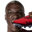 El ecuatoriano, Moisés Caicedo, promocionando los nuevos zapatos de Nike.
