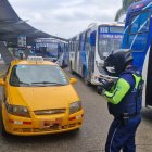 Miembros de la Agencia de Tránsito y Movilidad (ATM) realizan controles en los andenes de buses para evitar el ingreso de taxis y vehículos motorizados privados.