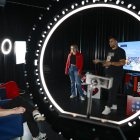 Estudiantes realizan una exposición en el centro de aprendizaje "Community Creators Academy" este martes, 28 de octubre de 2025, en Sao Paulo (Brasil).