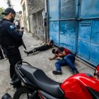 Integrantes de la Policía de Río de Janeiro custodian a dos personas durante un operativo policial este martes, en Río de Janeiro (Brasil).
