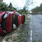 Un automóvil dañado por un árbol caído se ve después del paso del huracán Melissa en Manchester, Jamaica, el 28 de octubre de 2025.