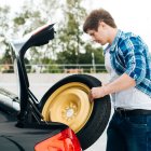 Si usted usa la llanta de emergencia no acelere más allá de los 90 km/h y tampoco la use más de 80 km.